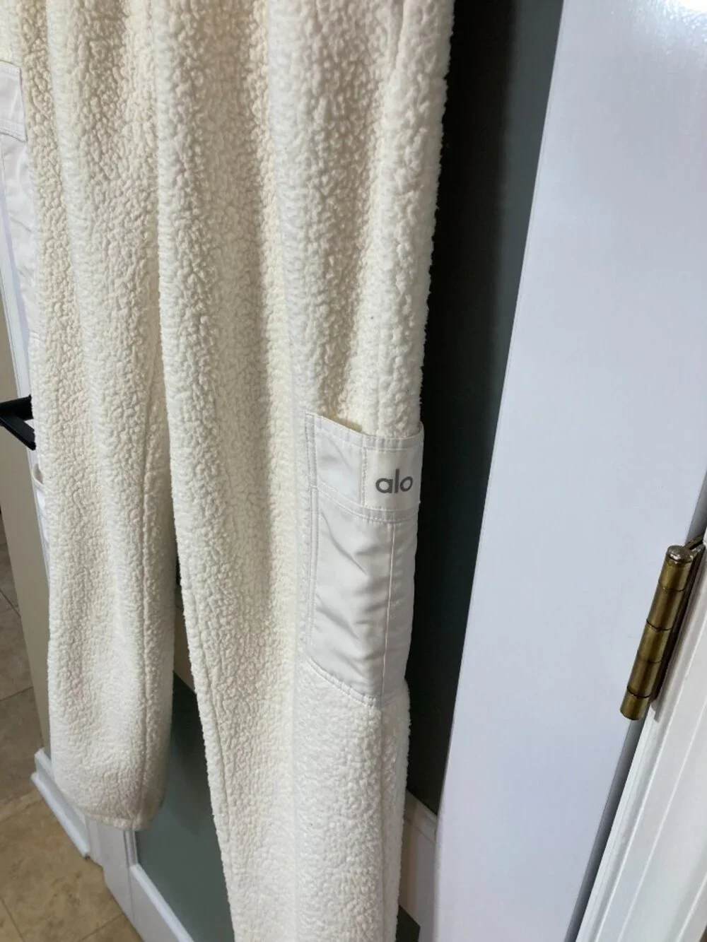 ALO Yoga Micro Sherpa High Waist Solstice Sweatpants in Ivory - size tag missing